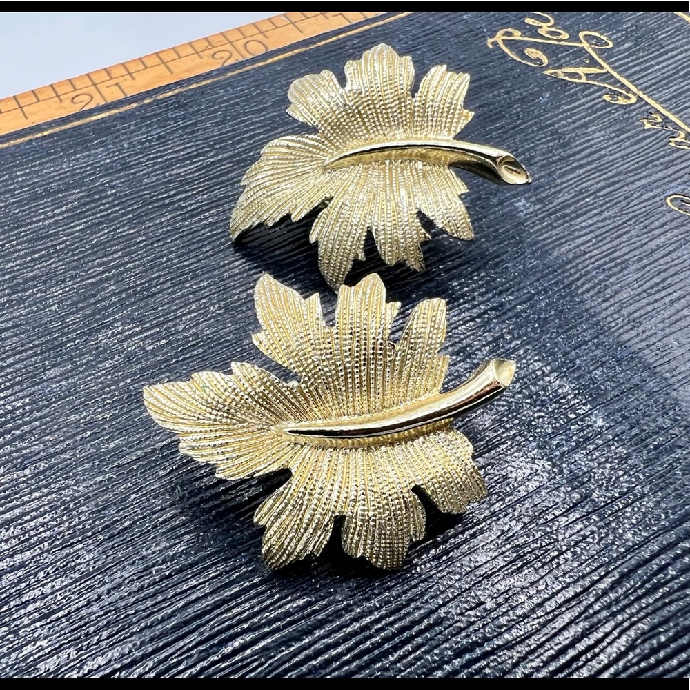 Vintage EMMONS clip on faded gold leaf earrings